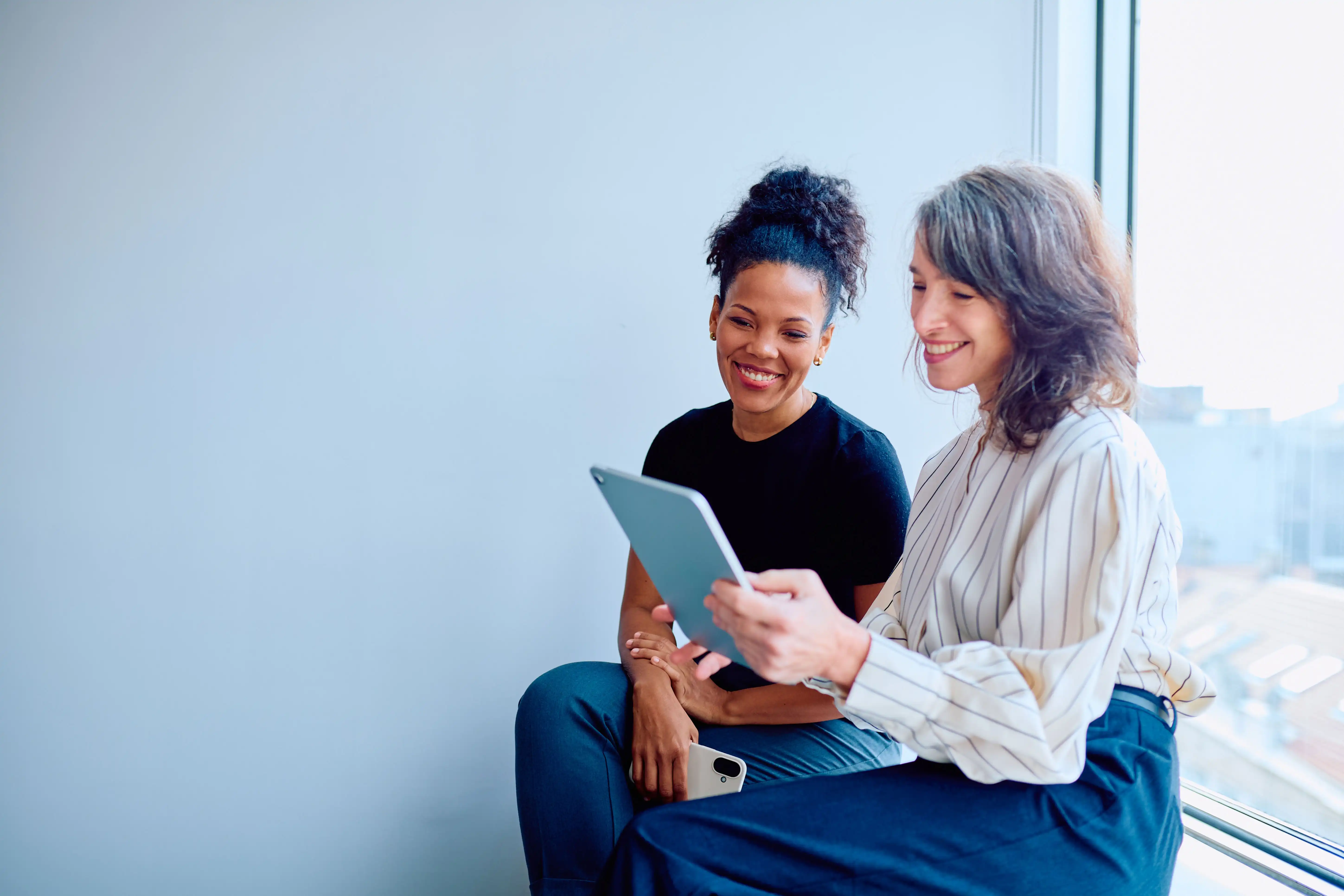 business-women-chatting-opt